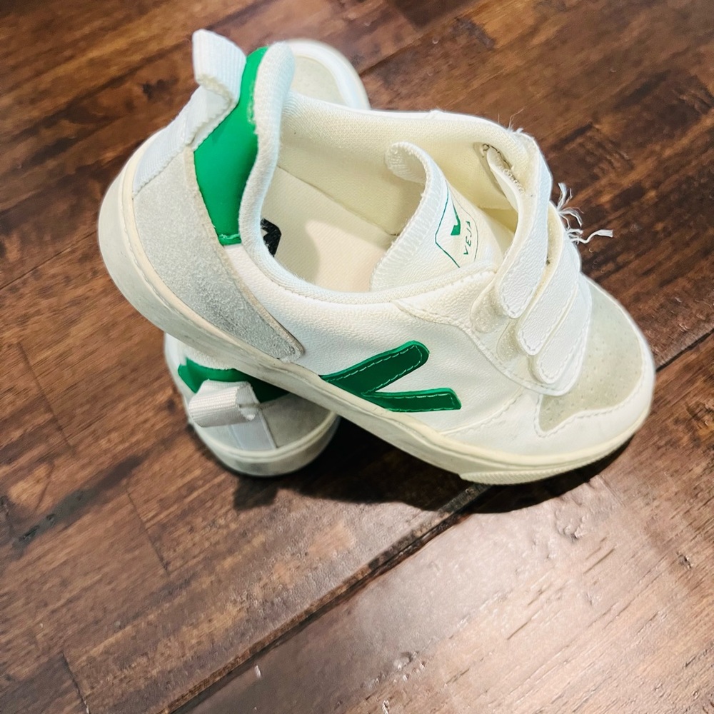 VEJA- V-10 CWL WHITE GREEN. Size 13.5